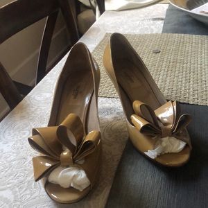VALENTINO tan patent kitten heels